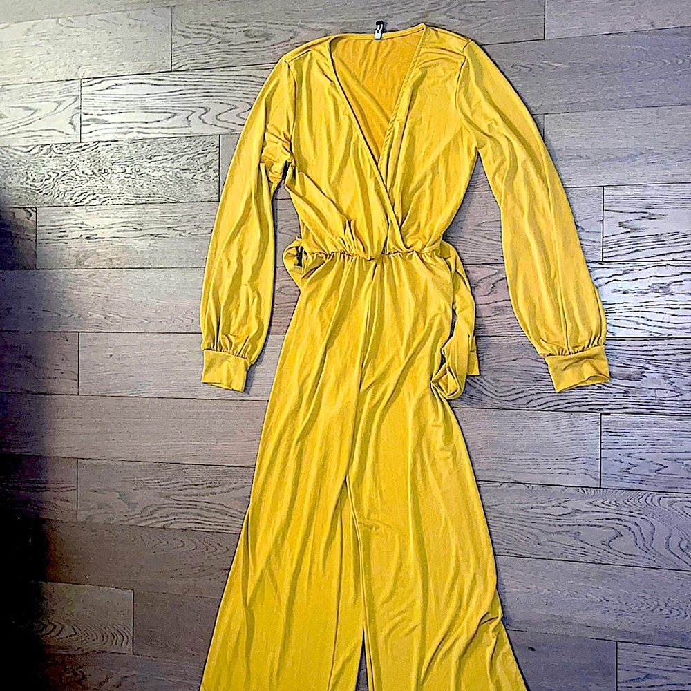 Sexy jumpsuit with flared bottom. Gold but more on the burnt yellow side.